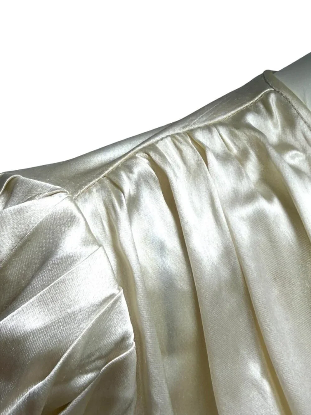 1930s Art Deco liquid satin wedding gown with trapunto embroidery and cathedral - Picture 15 of 16
